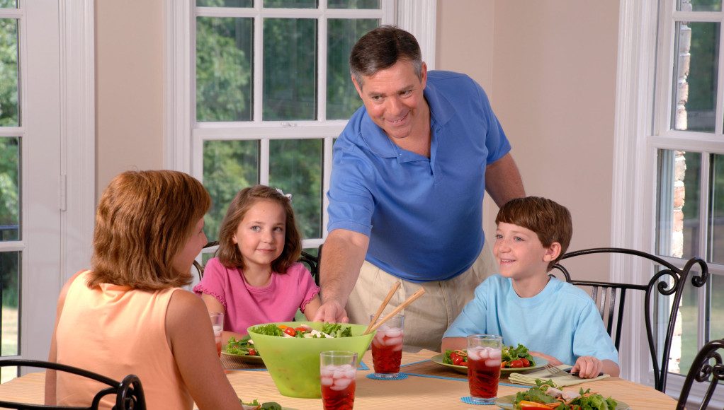 Family Eating Lunch 2 1024x680 1 E1759521626534